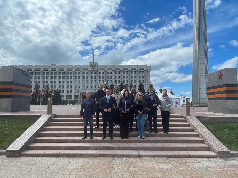 Представители Федерации профсоюзов Самарской области сегодня приняли участие в церемонии возложения цветов к горельефу «Скорбящей Матери-Родине» на площади Славы