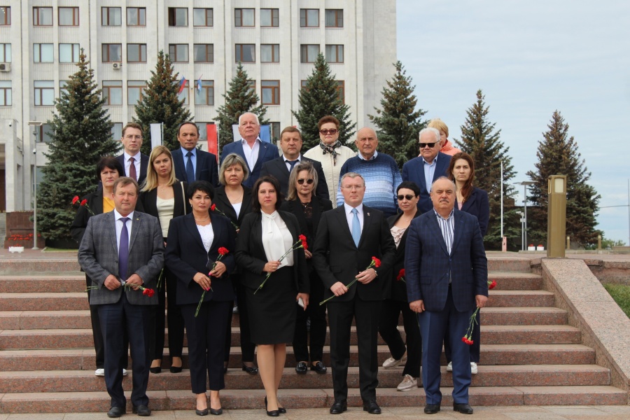 Сегодня представители Федерации профсоюзов Самарской области приняли участие в церемонии возложения цветов к Вечному огню у горельефа «Скорбящей Матери-Родине»